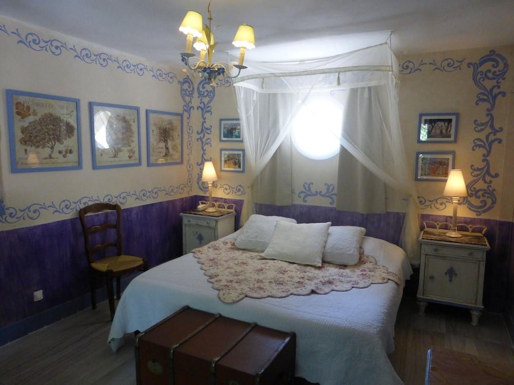 Mas De La Chapelle Hotel 4*